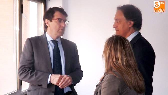 Alfonso Fernández Mañueco, alcalde de Salamanca, en una visita al centro Luis Vives