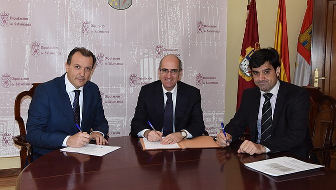 El presidente de la Diputación de Salamanca, Javier Iglesias, y el director territorial de EspañaDuero, Alberto Gurrionero