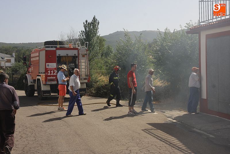Una dotación de bomberos extingue llamas en el huerto de una casa tras la alerta de los vecinos.