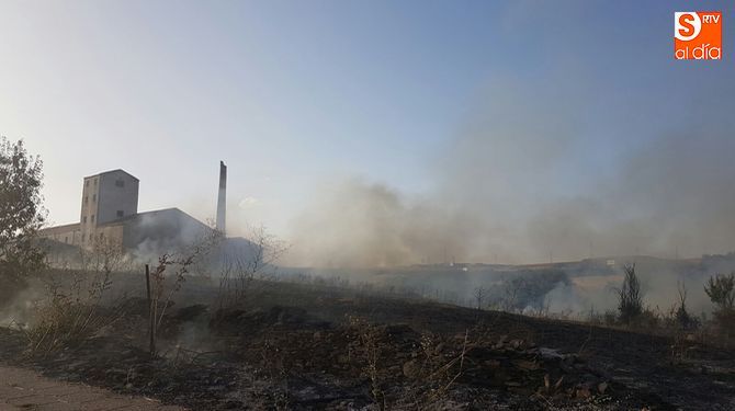 La intensa humareda ha obligado a cortar el tráfico en toda la avenida