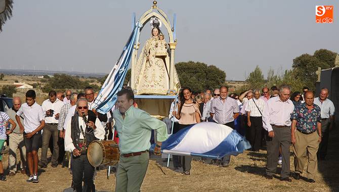 La tradición de brindarle el baile de la bandera a la Virgen es santo y seña de estas fiestas