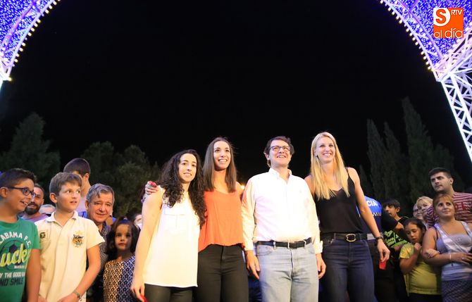 El alcalde ha acompañado a las tres jugadoras de Perfumerías Avenida. Foto: Alberto Martín