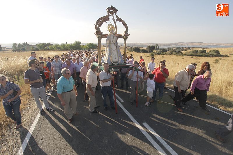 La Virgen del Carrascal viaja hasta la iglesia acompañada de más de 600 personas