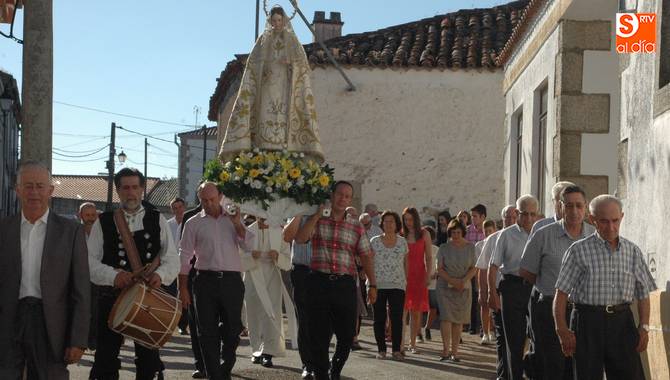 Finalizado el rosario, la Virgen salió en procesión por las calles de Fuenteliante bajo los sones del Pardal