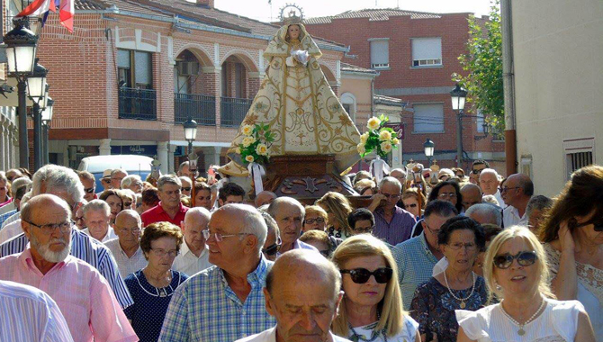 Cientos de personas arroparon a la Virgen de la Encina durante su tradicional procesión por las calles de Macotera. Fotos: José Guerras