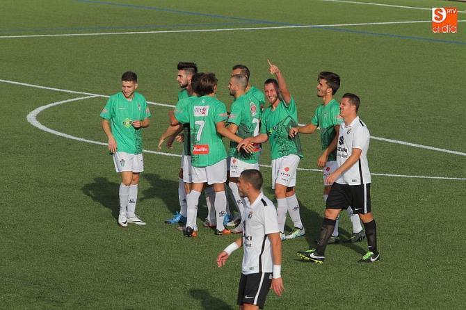 Jugadores del Guijuelo celebran un gol