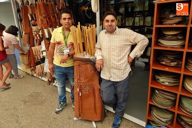 Ricardo Alejandro y Eugenio Javier Latini González, del taller/tienda Los Muñeros