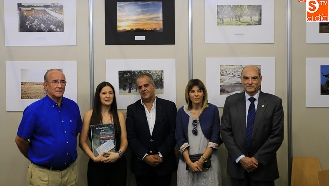 La ganadora, junto a los diputados provinciales y el presidente de la asociación. Fotos: Alberto Martín