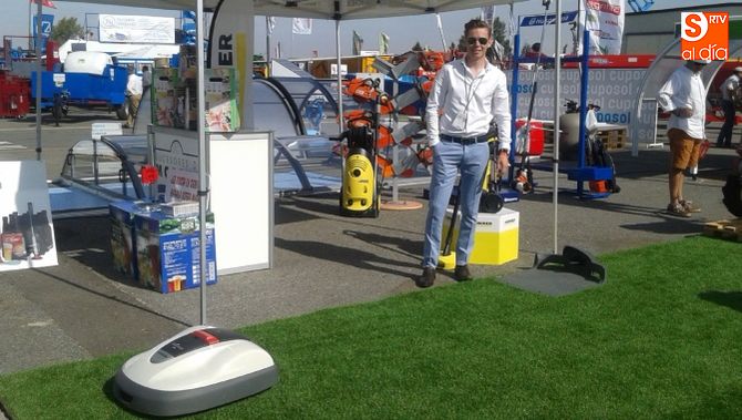 El robot cortacésped, estrella del stand de Cuposol y Sucesores de Moreno