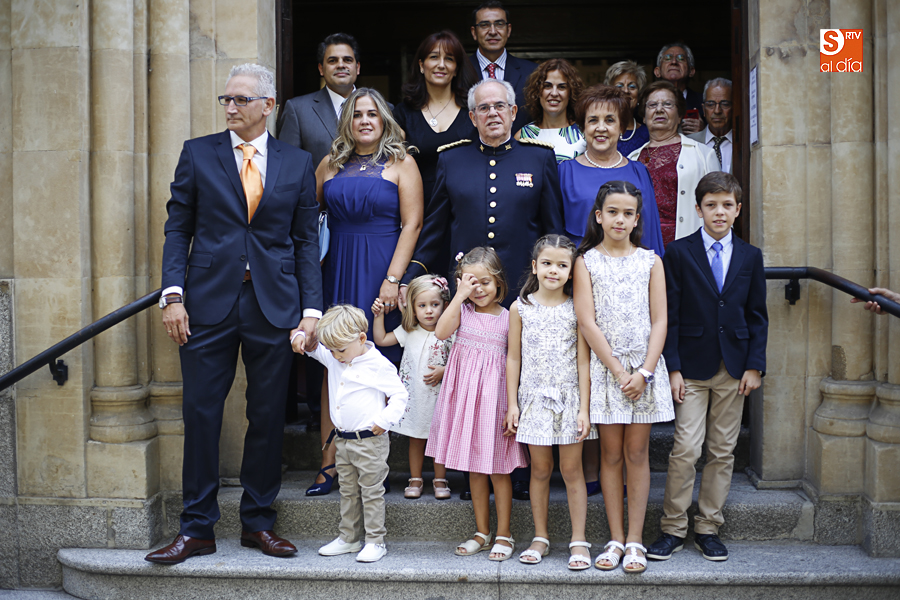 El coronel López Celador y su mujer, Neme Sánchez, con sus familiares | Fotos: Álex López / J.C. López