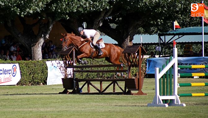 Un jinete supera un obstáculo en una de las pruebas de salto
