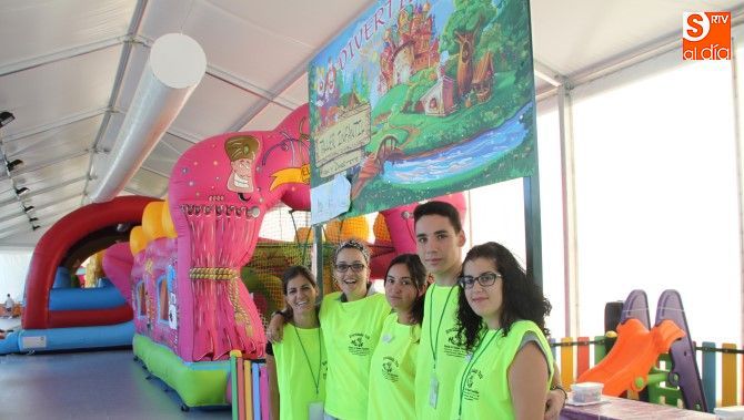 Los monitores de Divertilandiapark, siempre pendientes de los niños