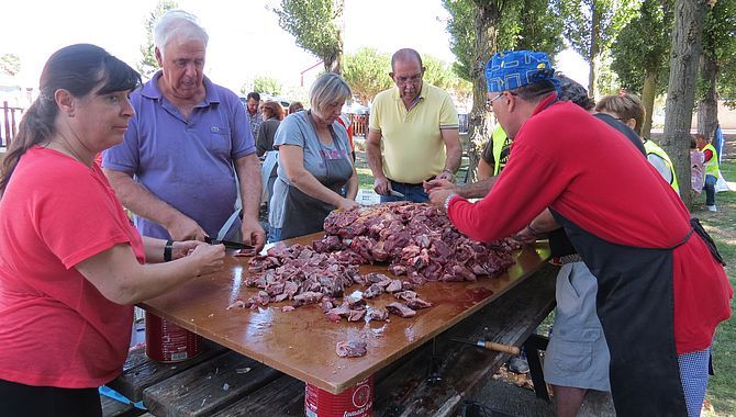 Los voluntario preparan la carne | Fotos: Mercedes Corredera