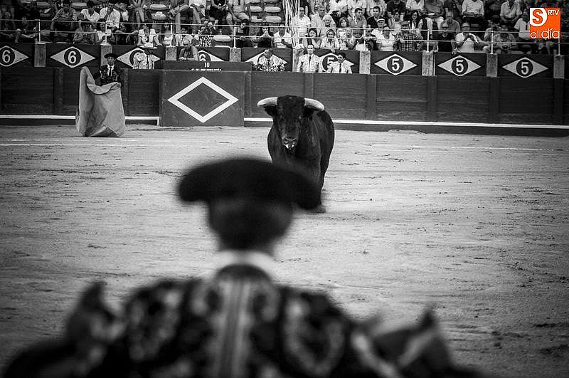 Hombre y toro, enfrentados en la arena. En la imagen, novillada de este lunes en La Glorieta | Foto: Adrián Martín