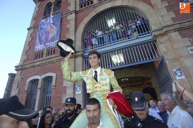 Alejandro Marcos sale a hombros por la puerta grande de la Glorieta / Fotografía: Adrián Martín