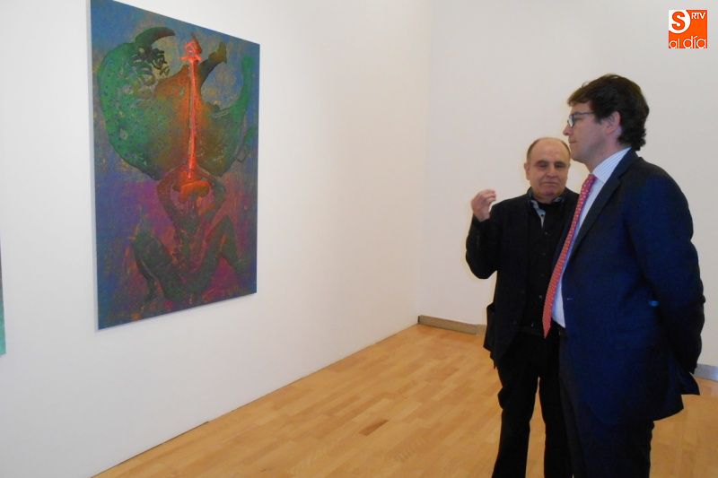 José Fuentes muestra a Alfonso Fernández Mañueco uno de los cuadros de la muestra