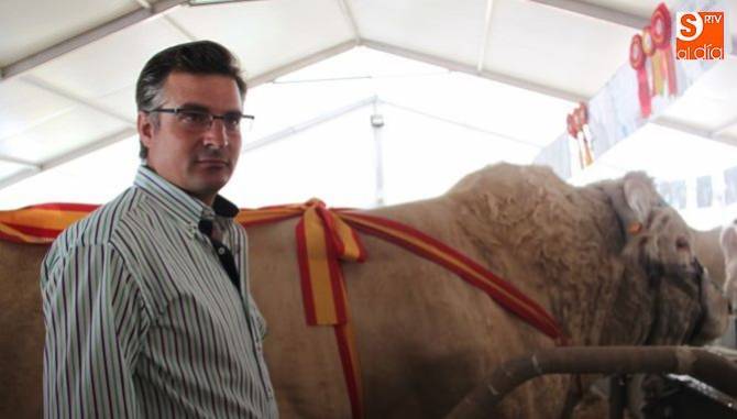 Àngel Santiago García, junto al toro campeón, Faraud