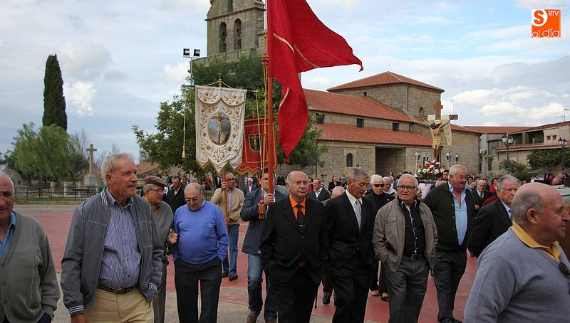 Los vecinos acompañaron al Cristo en la procesión hasta la ermita