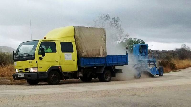 La brigada provincial de carreteras retiraba este jueves la arena de la calzada