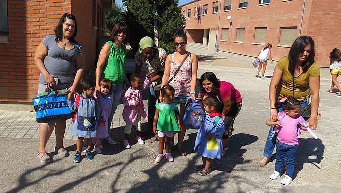 Los niños llegan al colegio para empezar un curso en el que aprenderán muchísimo