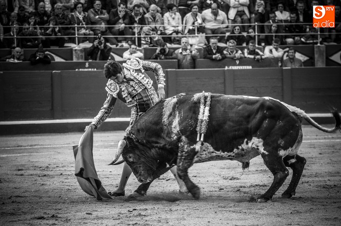 Miguel Ángel Perera cuajó a su primero, un gran toro de Montalvo. Foto: Adrián Martín