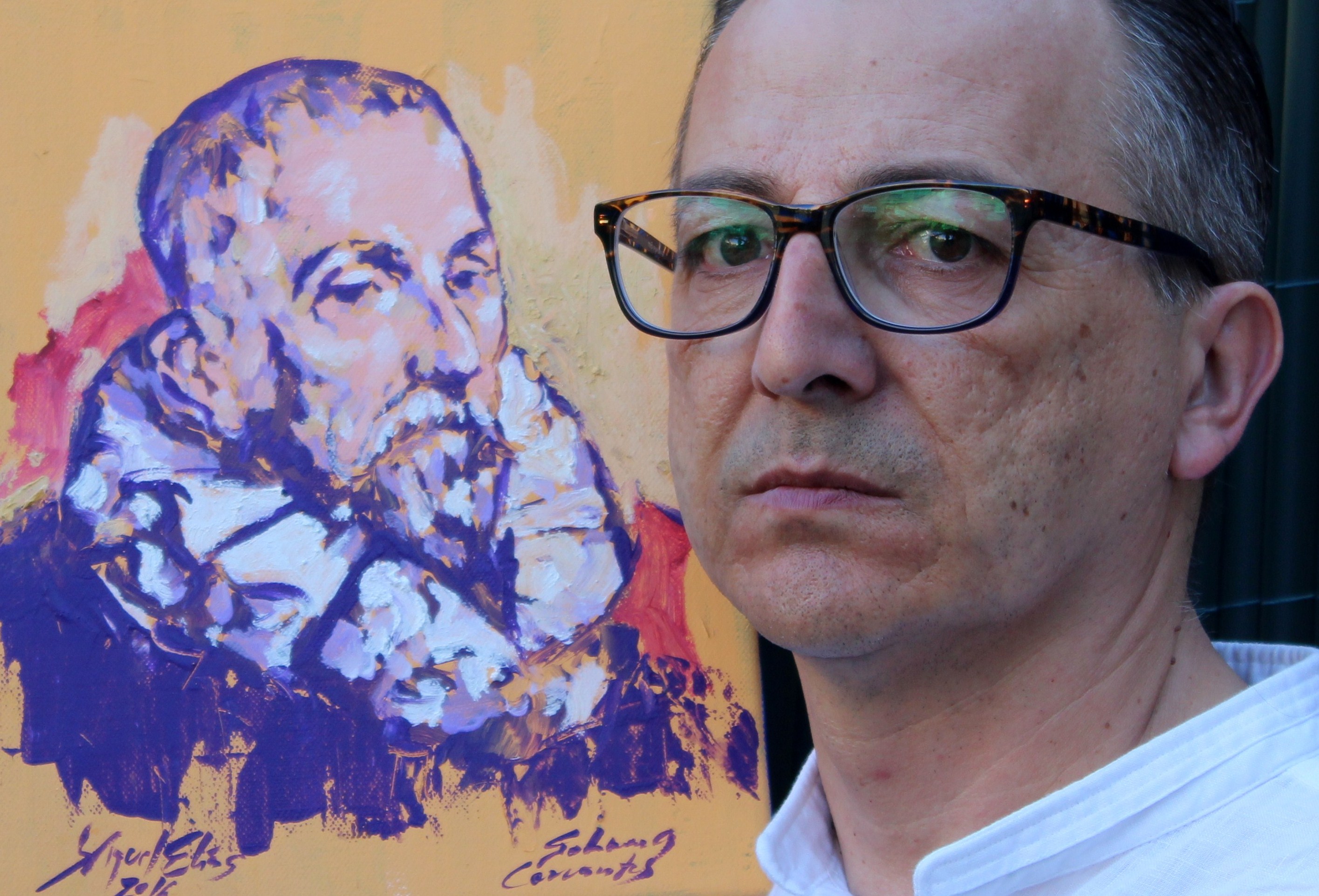 Miguel Elías con el retrato de Cervantes (foto de Álvaro Sánchez Justel)