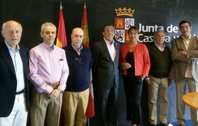 El delegado territorial, Bienvenido Mena, con los miembros del jurado