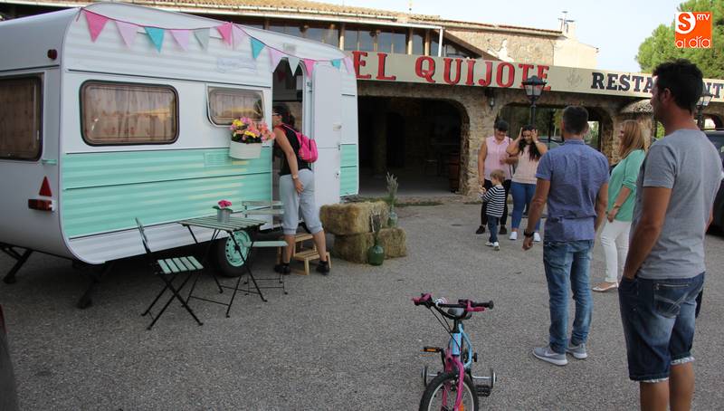 El público pudo visitar este sábado esta caravana decorada para eventos familiares / CORRAL