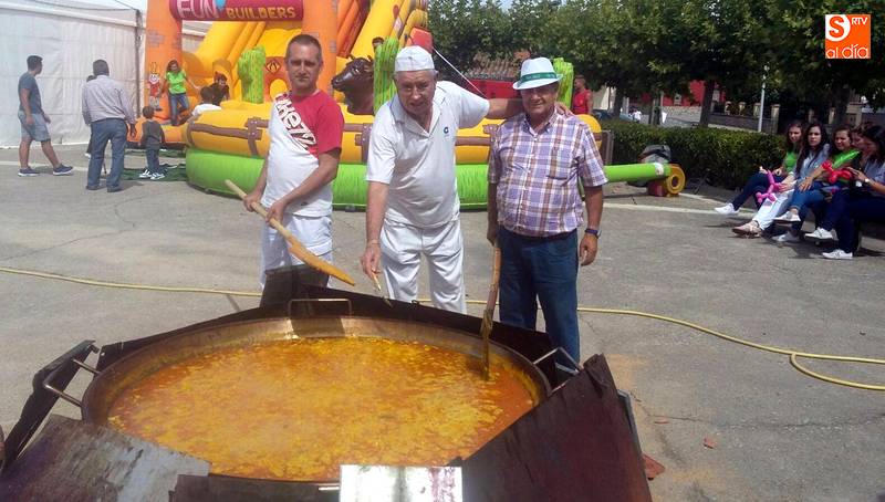 En el medio de la imagen, Francisco Alonso, alcalde de Cipérez, preparando la paella