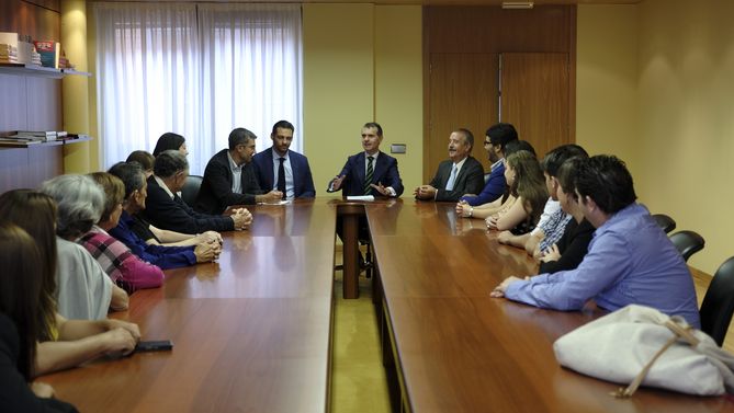 El secretario general de la Consejería de la Presidencia recibe a los participantes en los programas