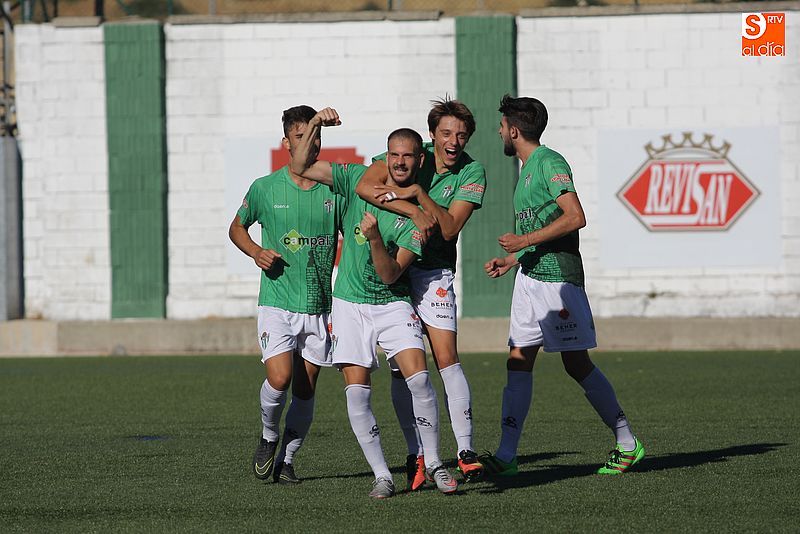 Los jugadores del Guijuelo celebran uno de los goles ante el Valladolid B