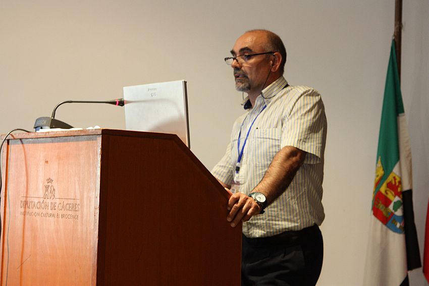 El director del centro Self, José González Guerras, en una conferencia