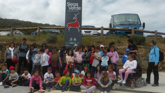 Escolares salmantinos en una de las visitas a Siega Verde