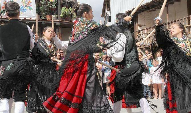Danzantes de San Esteban durante el Día del Cristo