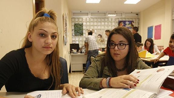 Las becas Luis Sáez destinan 54.000 euros para promover el acceso de las estudiantes gitanas a...