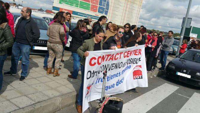 Una concentración enfrente de las oficinas de Qualytel en Salamanca