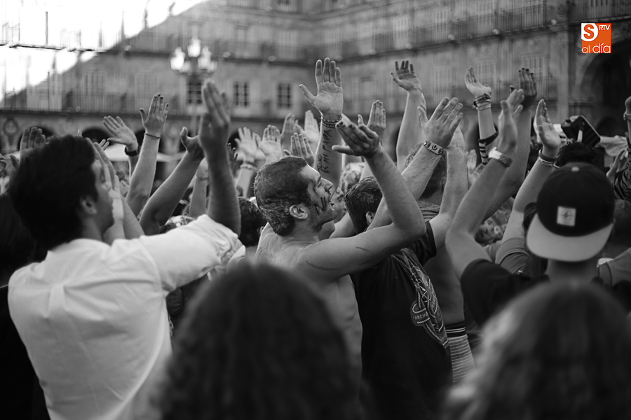 Un momento de una novatada en la Plaza Mayor (Foto de Álex López)