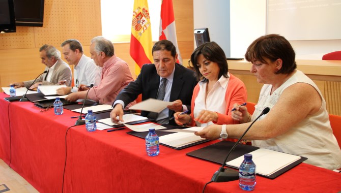 El pacto prevé la constitución de una comisión de seguimiento y la creación de grupos de trabajo que desarrollen muchas de estas medidas