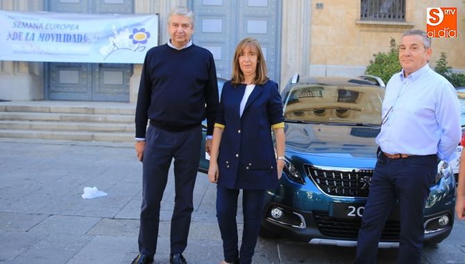 La concejal de Medio Ambiente, María José Fresnadillo, visitó la muestra de vehículos en Los Bandos / Foto de Alberto Martín