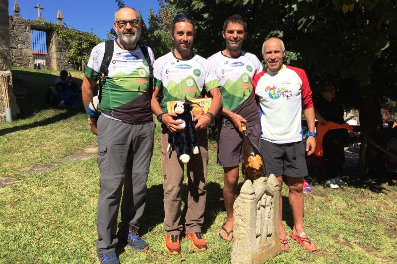 Los campeones de la prueba realizada en Galicia con sus respectivos trofeos