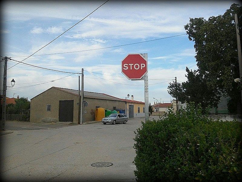 Señal de stop entre las calles de Villoria y Camino de Peñaranda