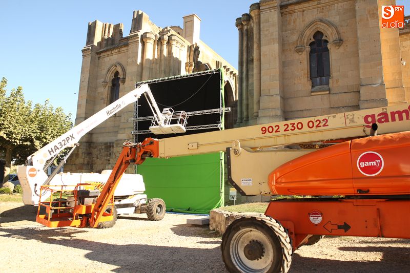 Una gran pantalla verde de más de 50 metros cuadrados en el exterior del templo. Fotografías: Francisco Cañizal