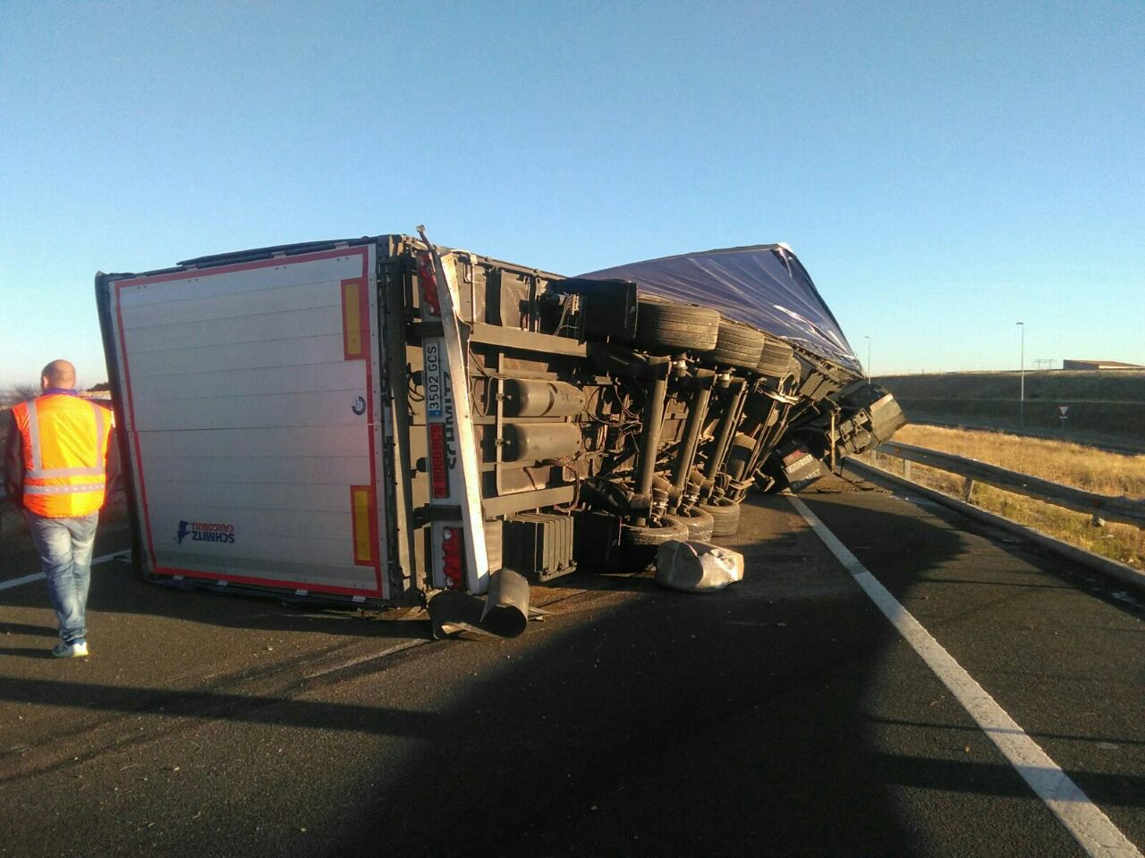 La caja del camión bloqueó los dos carriles de la A-66 sentido Salamanca.