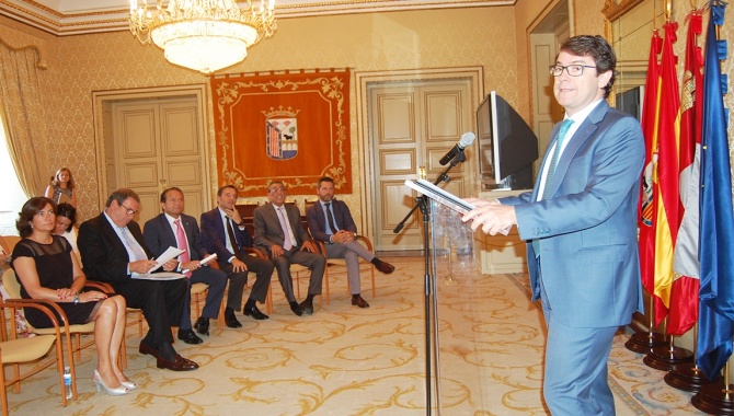 Mañueco, alcalde de Salamanca, en una intervención en el salón de Recepciones