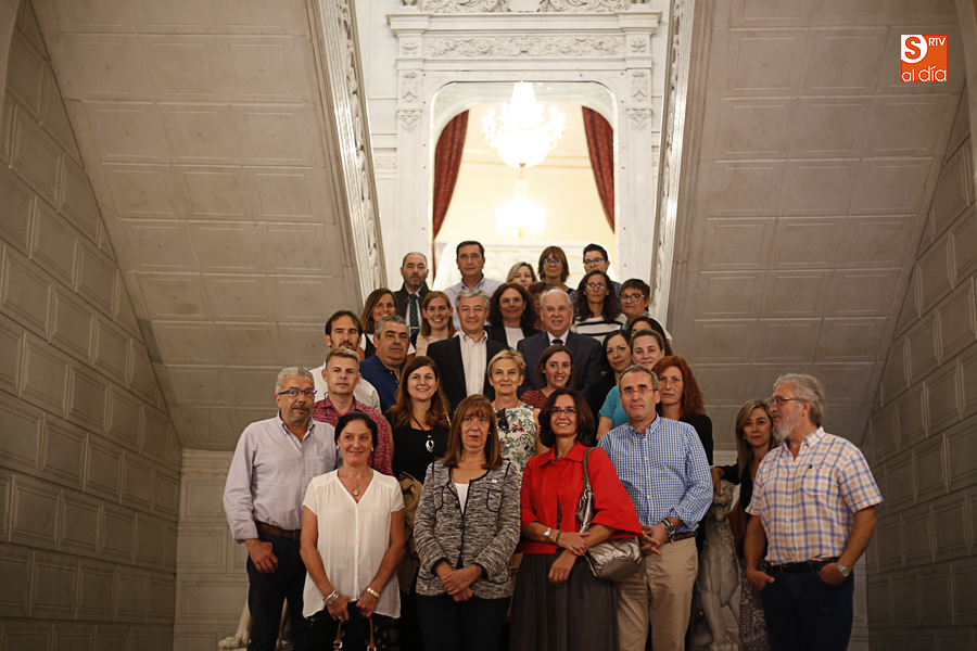 María José Fresnadillo posa junto a los médicos forenses en el Ayuntamiento (Foto de Álex López)