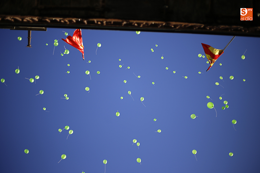 Momento de la suelta de los globos en la Plaza Mayor de Salamanca (Foto de Álex López)