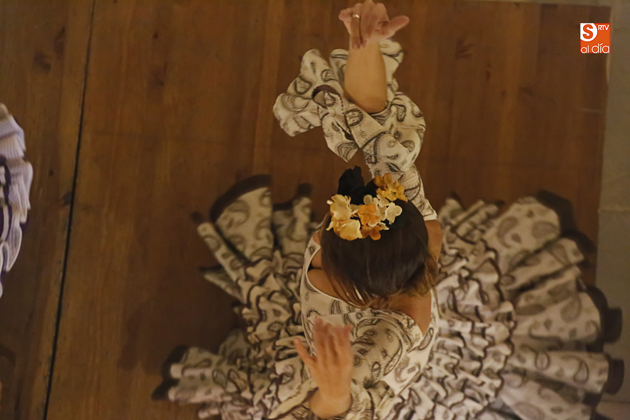 Un momento de los bailes que exhibieron en el Casino la Casa de Andalucía de Salamanca (Foto de Álex López)