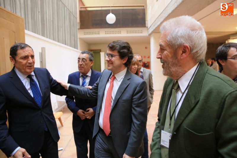 El consejero de Sanidad saluda al alcalde Salamanca en la Hospedería Fonseca