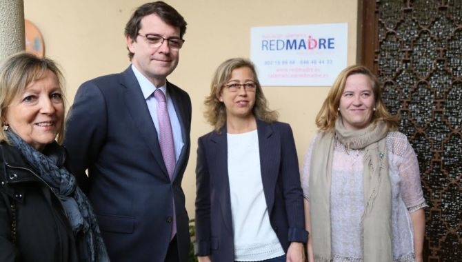 Mañueco, en una visita a la organización Red Madre de Salamanca