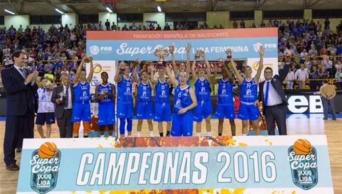 Las jugadoras celebran el título con la afición salmantina en el pabellón de Würzburg